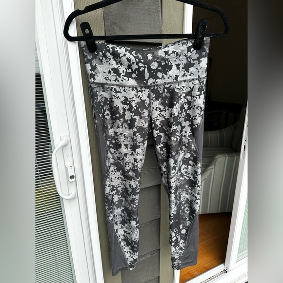 Under Armour Black and Gray Compression Leggings - Picture 2 of 5